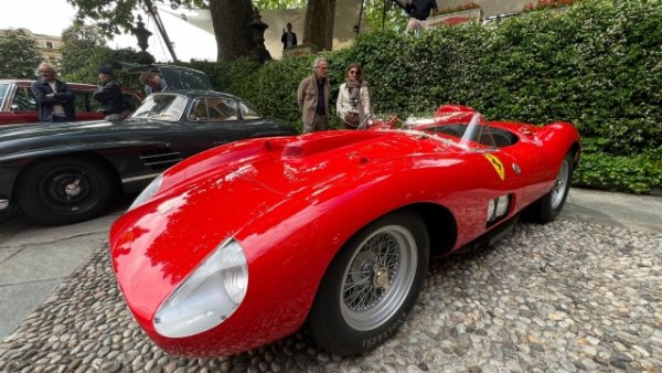 Още едно Ferrari, този път в категорията Sport. Оборудван с 4,0-литров 12-цилиндров двигател и над 390 к.с. Покрит е с прекрасна алуминиева каросерия, създадена от Scaglietti , той се състезава по пистите в Куба, в Себринг, в Льо Ман. В него са сядали пилоти от калибъра на Хуан Мануел Фанджо, Питър Колинс и Стърлинг Мос. Прекрасен автомобил с невероятна история.